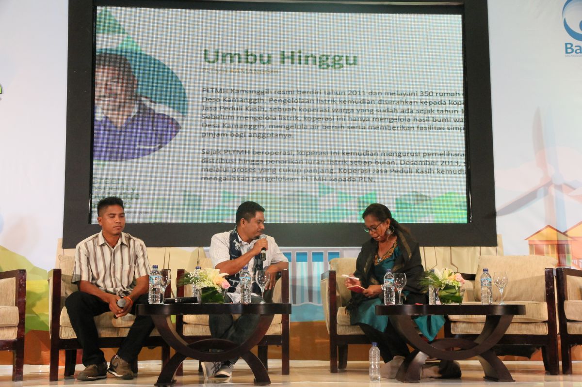 Umbu Hinggu dan Theo, dua praktisi dari Pulau Sumba, berbagi pengalaman menyulap air terjun menjadi energi listrik